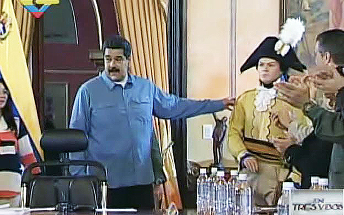 El presidente de la República Nicolás Maduro, esta noche durante una reunión de Consejo de Ministros en el Palacio de Miraflores anunció que él y Padrino López asumirán el control del aparato político, económico y social del país.