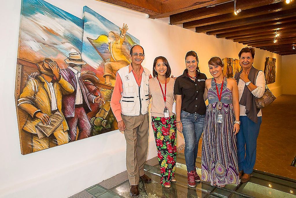 El artista junto al personal de la Gerencia de Cultura: Marieva Solano, Lexly Hernández (Gte. Cultura), Valentina Aguirre y Élida Salazar (Curadora de la institución).