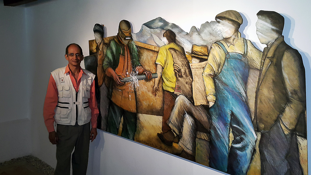 Iván Darío Hernández con su obra "Una Escena Cotidiana" un homenaje a la clase trabajadora. (colección del autor).