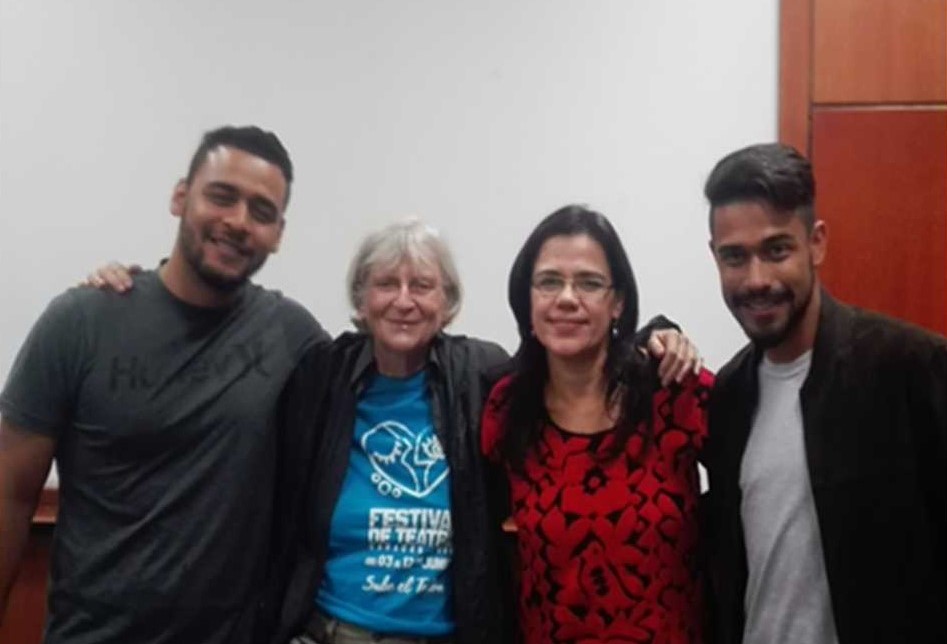 La Brigada Internacional de la red de Cineclubes de Caracas con la documentalista Liliane Blaser y la Vicepresidenta del PSUV y Coordinadora del Gran Polo Patriótico en Encuentro de Medios Comunitarios y Alternativos realizado en Ecuador