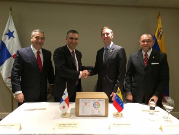 Ministro de Comercio e Industria de Panamá, Augusto Arosemena y Miguel Pérez Abad