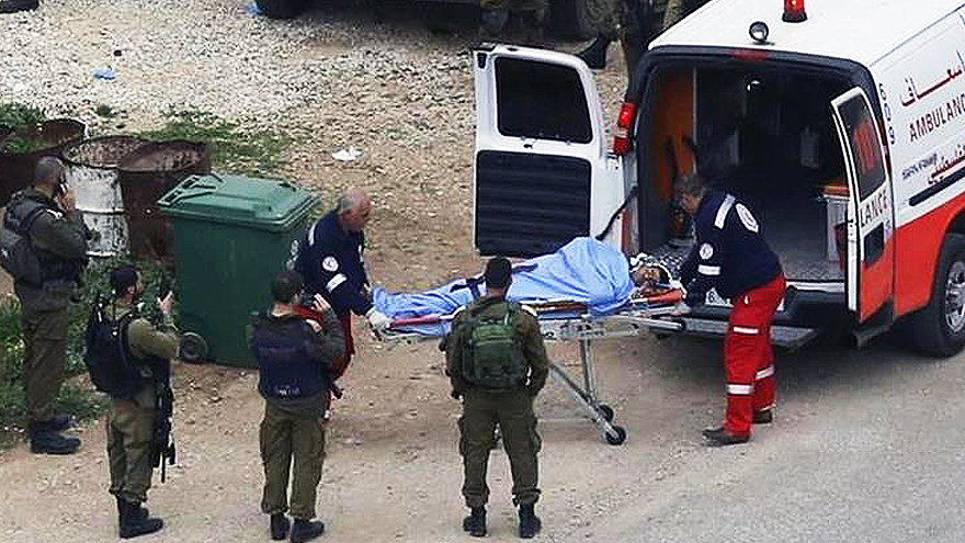 Médicos trasladan el cuerpo de un palestino abatido por soldados israelíes en Cisjordania.