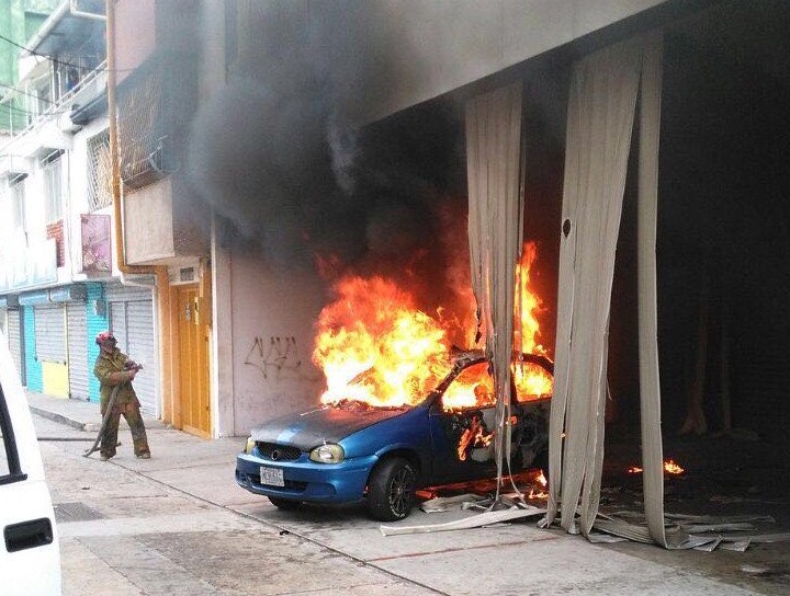Este vehículos fue incendiado en la calle 31 entre avdas 2 y 3 por los violentos que previamente habian generado una tranca en la avenida Don Tulio Febres Cordero, precisamente en la ruta del Trolebús de Mérida con lo cual generaron un caos vehicular descomunal.