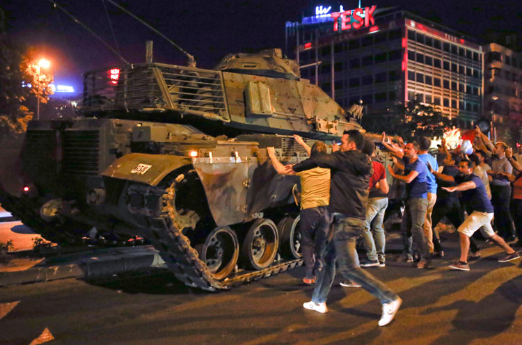 El pueblo se enfrentó decididamente en contra del golpe militar. En la imagen se observa como los ciudadanos retaban las acciones de los militares golpistas.