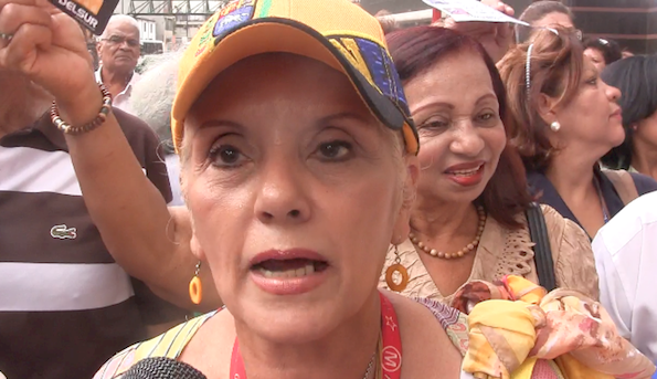 Carmen Drogo, vicepresidenta de la Federación Nacional de Jubilados y Pensionados de Venezuela manifestó que. ``Estamos aquí solicitando que el Presidente de la República nos pague el bono de alimentación y medicamentos que fue aprobado por la Asamblea en el mes de abril