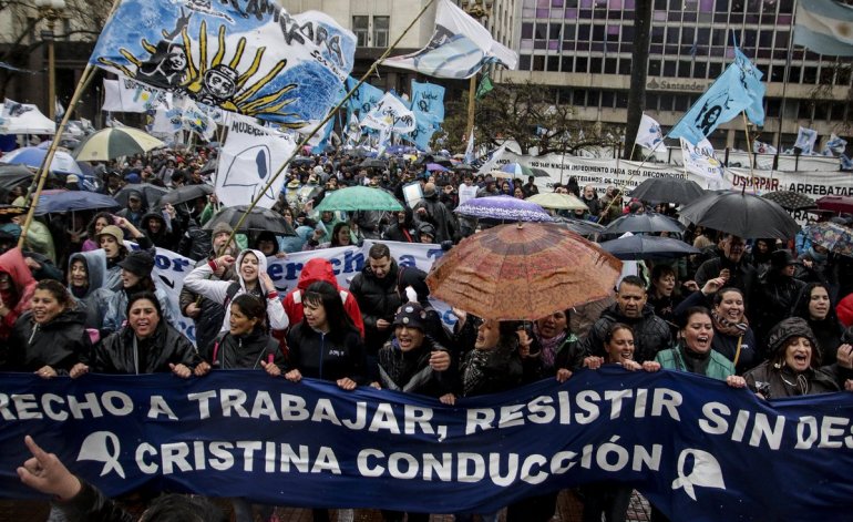 Pese al fuerte temporal que azota a la Ciudad de Buenos Aires, organizaciones sociales, polìticas y de Derechos Humanos se manifiestan en Plaza de Mayo.