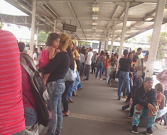 Horas de vida perdidas esperando el metrobús que los transportará a Vargas