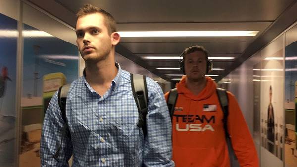 Gunnar Bentz, junto a su compañero Jack Conger, en el aeropuerto de Miami tras su salida de Río de Janeiro.