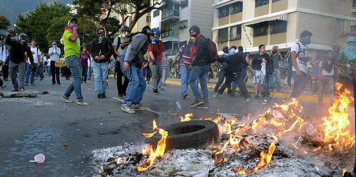 Las protestas callejeras de 2014, auspiciadas por la oposición al gobierno de Nicolás Maduro conocidas como "guarimbas", dejaron a su paso decenas de víctimas, heridos y cuantiosas pérdidas económicas.
