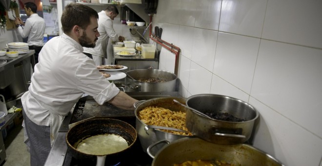 Joven trabajando en una cocina de hotel en Madrid
