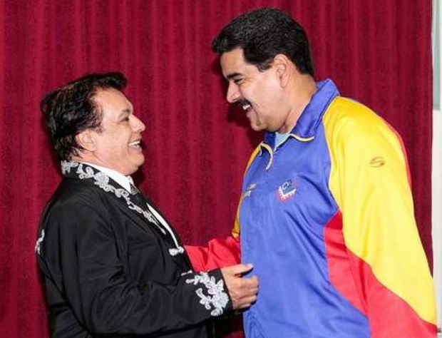 El 22 de noviembre de 2013, el cantautor visitó al presidente Maduro, en el Palacio de Miraflores, Caracas, donde dedicó al Jefe de Estado Las Mañanitas como motivo de su cumpleaños número 51