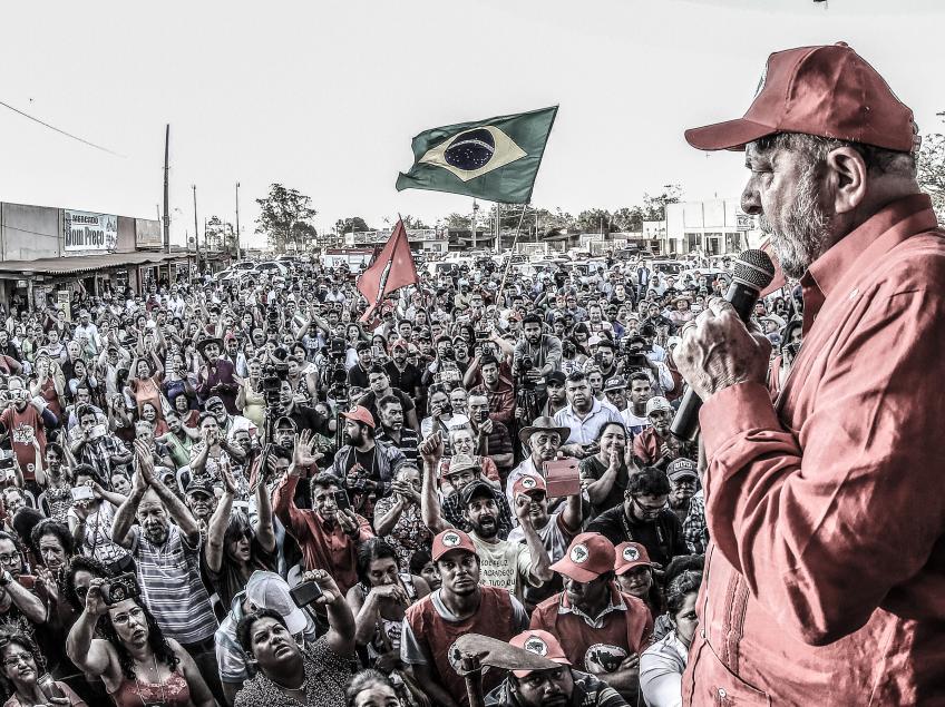 Lula alertó que los golpistas quieren entregar el país a los extranjeros. “Yo vine aquí para decir que no lo van a conseguir”.