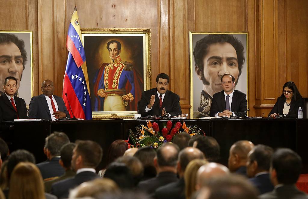 El Presidente Nicolás Maduro durante la firma de contratos con empresas transnacionales del sector minero.