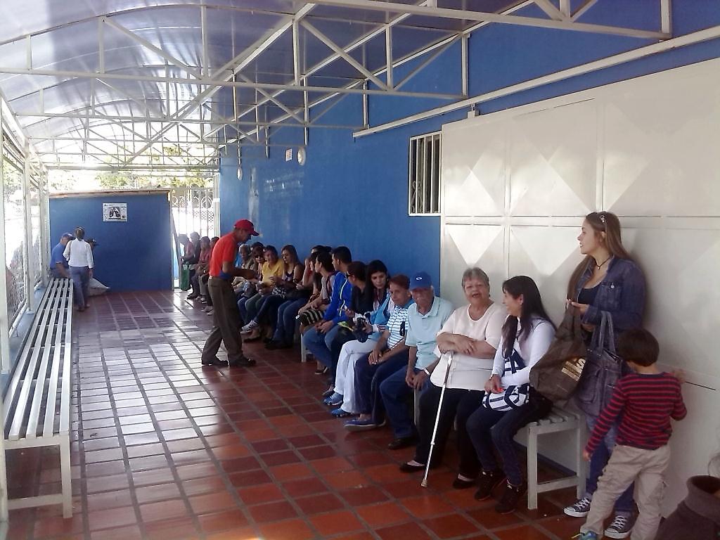 Residentes de la parroquia Lasso de Vega como todas las semanas, hoy se han beneficenciado con el operativo de ventas de alimientos