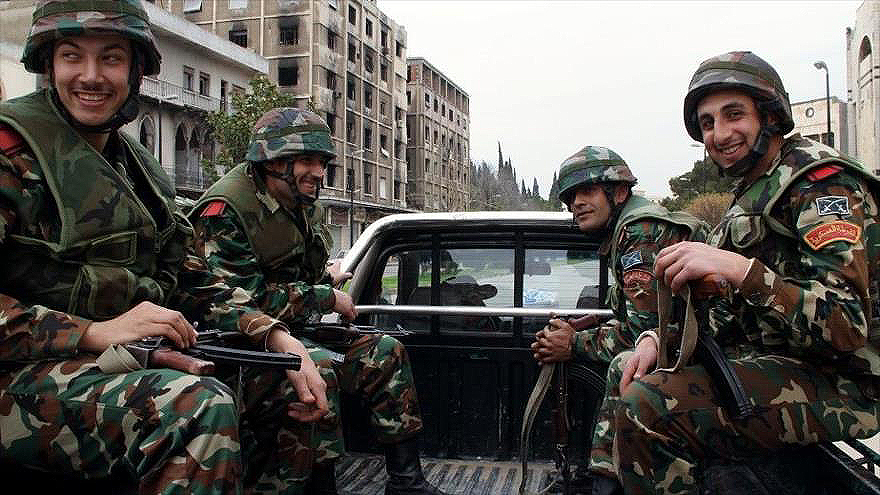 Soldados perteneciente a la Unidad élite de la 4ta División Acorazada de Siria, durante una misión de patrullaje.