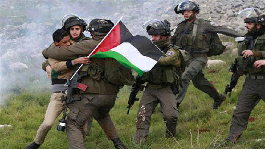 Cinco soldados israelíes detienen a jóven palestino en Cisjordania. Es los llamados "Territorios Autónomos Palestinos" se violan constantemente los derechos de los ciudadanos sin que intervenga fuerza legal alguna que detenga estos crímenes.
