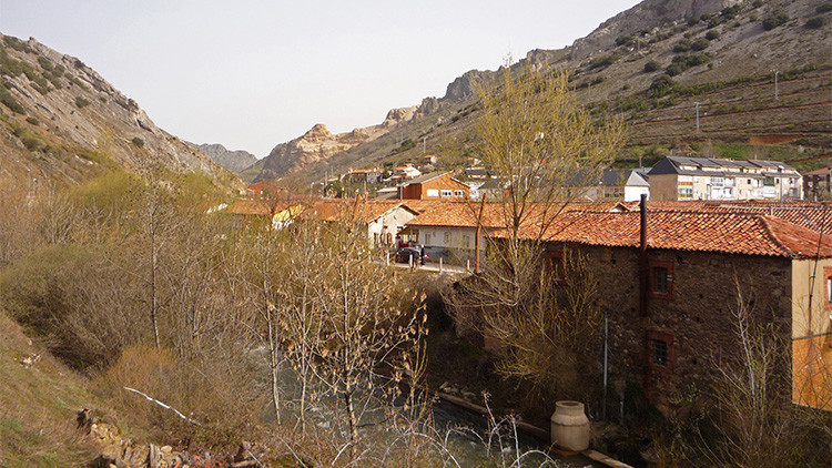 Algunas viviendas de la localidad castellanoleonesa de Ciñera de Gordón fueron adquiridas por el Gobierno autonómico, que las podrá vender a sus inquilinos a un menor precio.