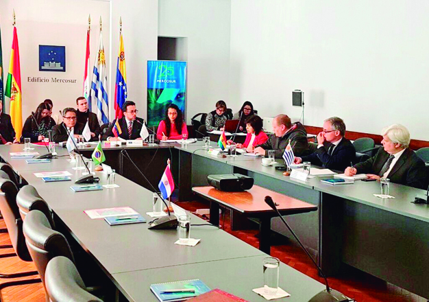 Con esta reunión Venezuela da un paso al frente como respuesta a las delegaciones de Argentina, Brasil y Paraguay que rechazaron la convocatoria al encuentro como parte de una “maniobra contra la institucionalidad de Mercosur”.