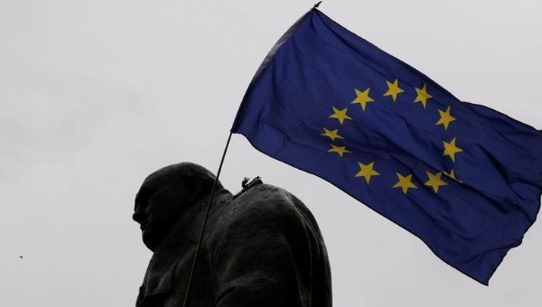 Una estatua del ex primer ministro Winston Churchill con una bandera de la UE, alegoría de la partida