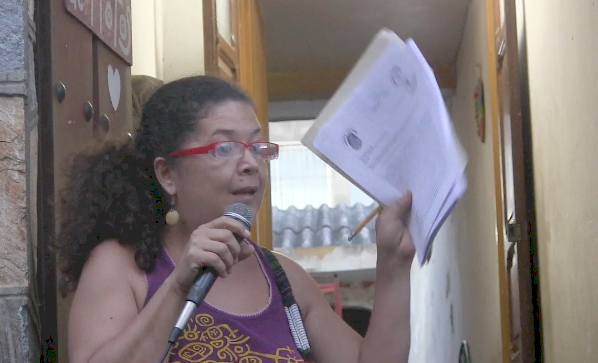 Zaida Mujica leyó a la asamblea la carta que le dirigieron al camarada Freddy Bernal explicándole la situación por la cual están pasando las familias que pertenecen al Consejo Comunal Madre Tierra de La Pastora.