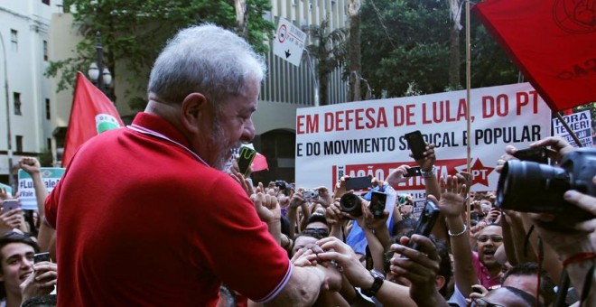 Lula da Silva saluda a seguidores tras un acto en Sao Paulo