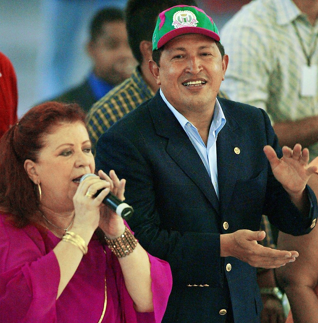 Beth Carvalho, cantante brasileña, y Hugo Chávez, expresidente de Venezuela.