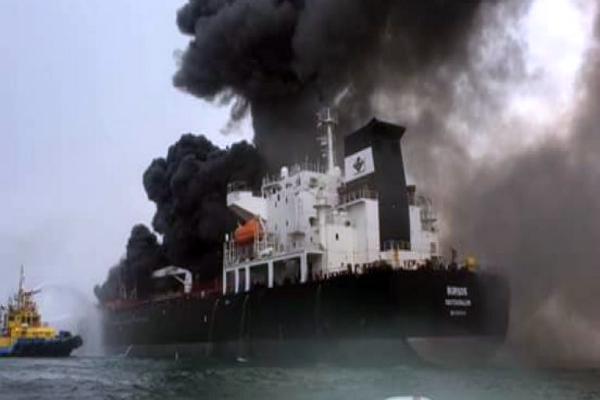 Los 31 tripulantes fueron rescatados por un buque de la Marina-Armada de México.