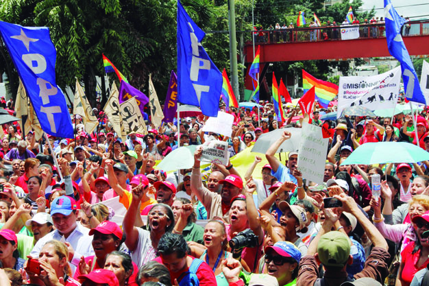 Revolucionarios denunciaron a las afueras del TSJ que la oposición entregó firmas ilegales para solicitar el referendo.