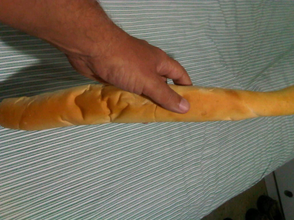 Un kilogramo de pan son 6 canillas de un tamaño real, no esas que parecen señoritas (palillo delgado muy tostado usado para acompañar café)