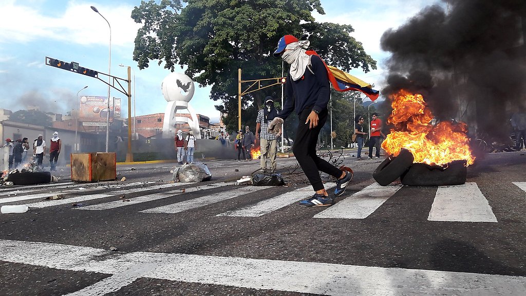 Grupo de "manifestantes" violentos tratan de obstaculizar el libre tránsito en San Cristóbal