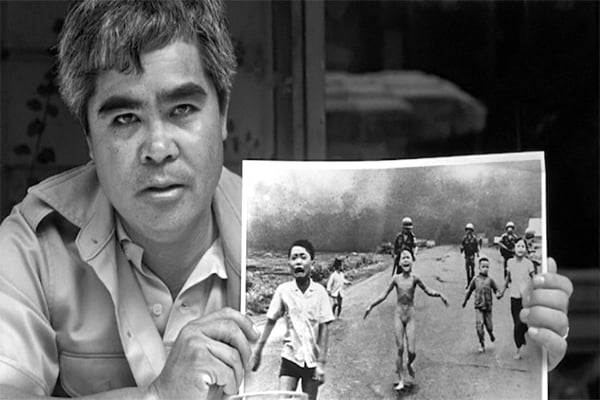 El fotógrafo Nick Ut con su famosa fotografía de la niña del napalm