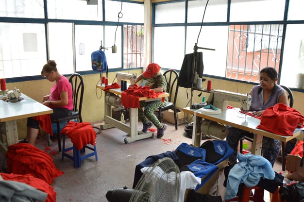 Los uniformes que elaboran mujeres de El Limón serán distribuidos a estudiantes de las escuelas de la parroquia Sucre.