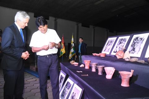 Evo Morales y García Linera examinan piezas arqueológicas repatriadas
