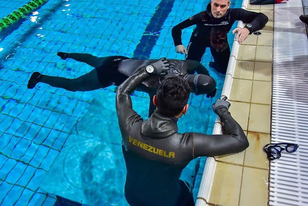El apneísta Luis Eduardo Ramírez logró coronarse con el mejor tiempo en la modalidad estática en piscina