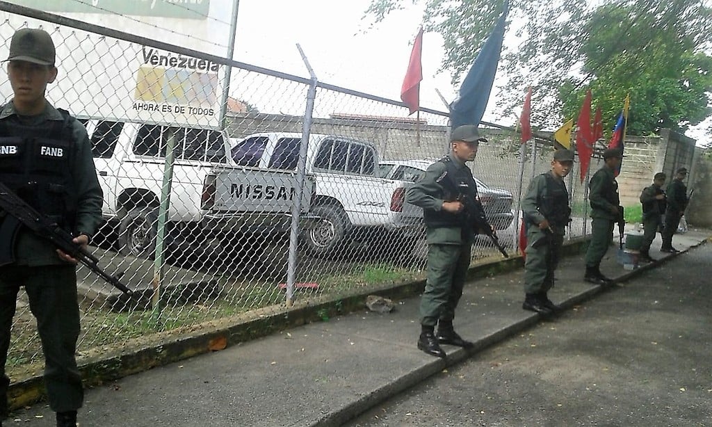 Guardias Nacionales custodian el INTI ante protesta campesina