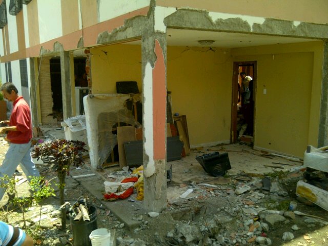 Apartamento totalmente destruido por fuerte explosión de cilindro de gas en el sector El Pinar, Ejido, Estado Mérida