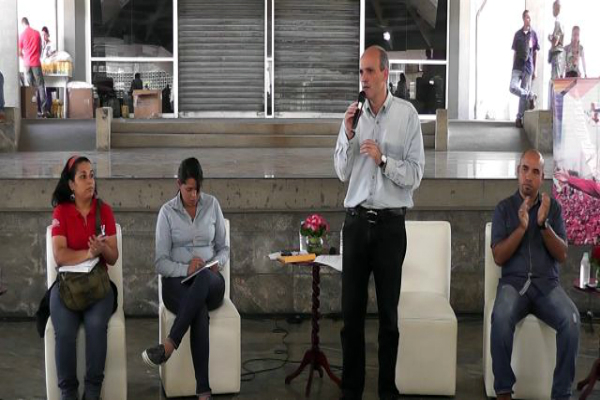 El ministro menendez durante el Encuentro Nacional de voceros y voceras de al menos 131 urbanismos nuevos de la GMVV, en Caracas.