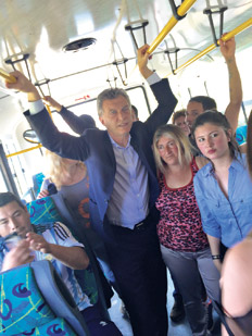 Macri en autobús: otro papelazo más
