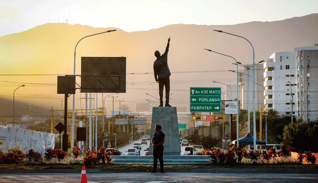 El pasado 16 de septiembre fue develada una estatua de 3,20 m realizada por el escultor merideño Israel Linares.