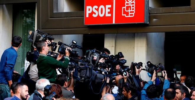 Periodistas y cámaras de televisión se concentran en la entrada de la sede del PSOE, en la madrileña calle de Ferraz