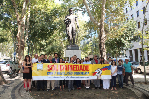 la Embajada de la República Bolivariana de Venezuela en Portugal, participó en una concentración de solidaridad con la Revolución Bolivariana organizada por del Consejo Portugués para la Paz y la Cooperación (CPPC), la cual se llevó a cabo ante el monumento del Libertador Simón Bolívar, ubicado en la avenida da Liberdade, en Lisboa.