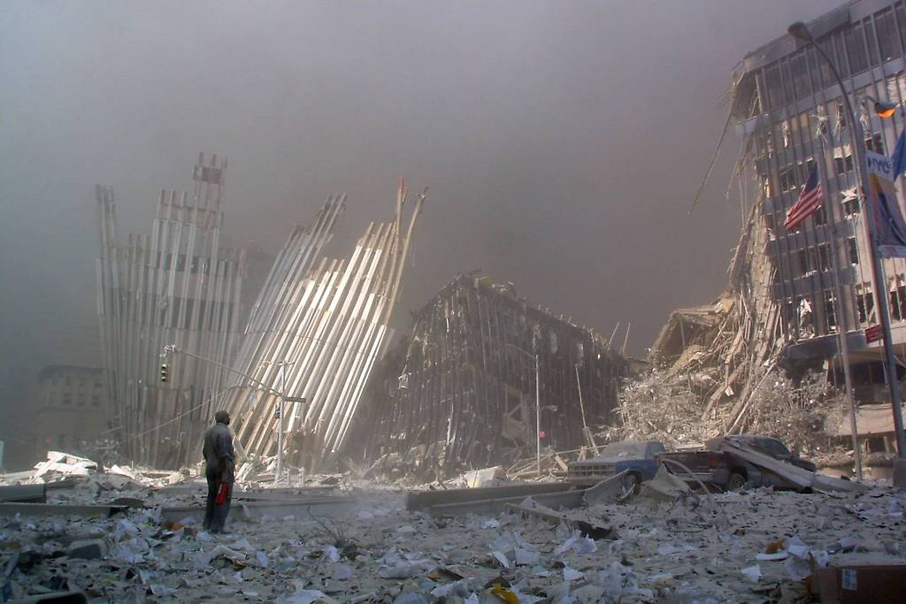 Un hombre, en los escombros del World Trade Center
