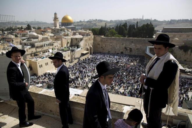 Judíos ultra ortodoxos celebran la festividad de la Pascua en el Muro de las Lamentaciones en Jerusalén, Israel.