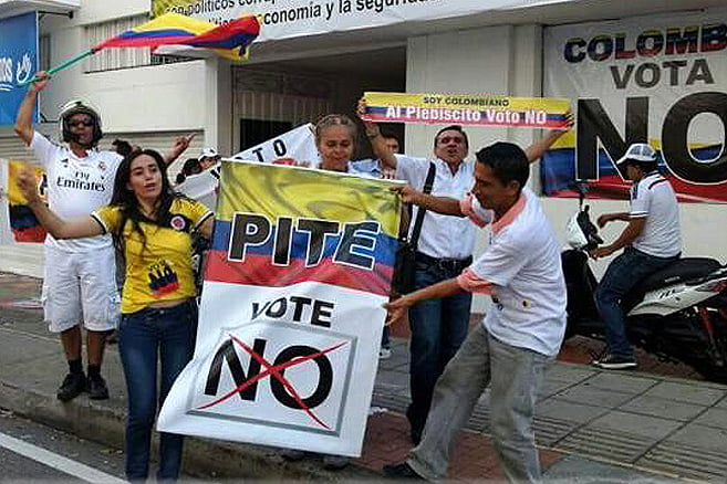 Colombianos seguidores por el "NO" celebran y cierran paso la la PAZ