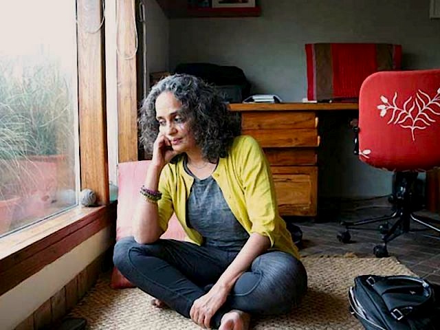 Arundhati Roy: "Estamos en una situación en la que la rapidez de circulación del dinero y del capital, altera los parámetros de la comprensión humana y hunde nuestra alma de tal manera que somos incapaces de entender. Estamos en un gran problema como especie".