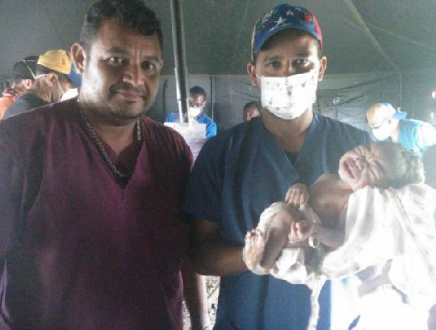 Medicos venezolanos en Haití y la recién nacida
