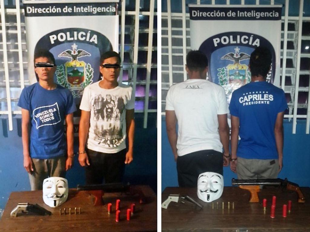 La división de inteligencia de Polimérida capturó en el día de ayer a este par de jóvenes armados, identificados con franelas de una organización de derecha.
