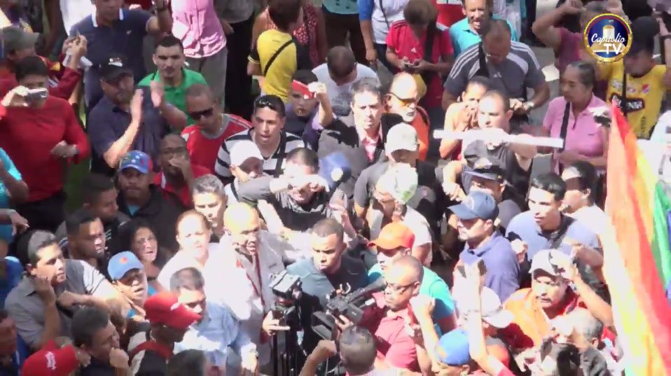Grupos afectos al gobierno de Nicolás Maduro presentes en los puntos de acceso a la Asamblea Nacional