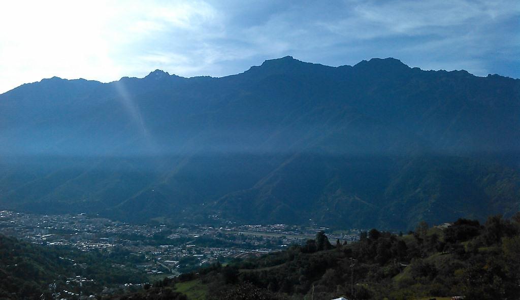 La ciudad de Mérida al pie de su imponente Sierra Nevada (ramal perteneciente a la Cordillera de los Andes)