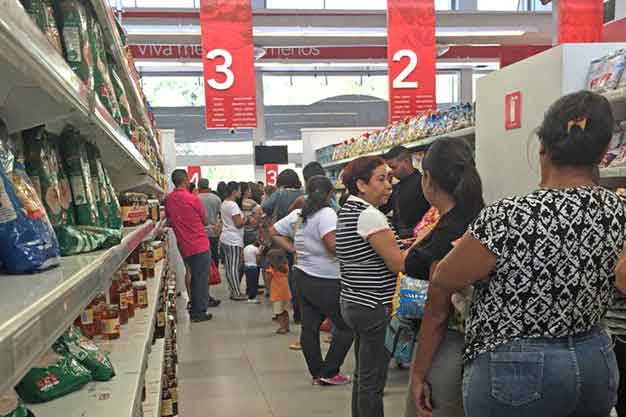  En Santa Fe denuncian presencia de bachaqueros, venta de cupos en las colas e irregularidades por parte de empleados en los supermercados